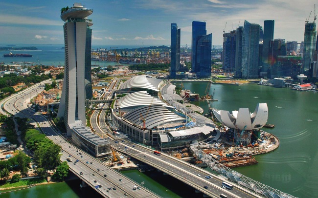 Открыть свой бизнес в Сингапуре совсем не сложно:минимальный размер уставного капитала в Сингапуре символический и равняется ~ 1 SGD (меньше 1$) , минимальное количество акционеров – один, лицензии для большинства видов бизнеса не требуется. Приняв решение о регистрации компании в Сингапуре, вам необходимо будет выбрать организационно-правовую форму ведения бизнеса. В Сингапуре существуют следующие организационно-правовые формы: - Индивидуальный предприниматель (Sole Proprietorship); - Товарищество с ограниченной ответственностью (Limited Liability Partnership); - Освобожденная частная компания с ограниченной ответственностью (Exempt Private Limited Company); - Компания (Company) - Траст (Business Trust). Самой популярной правовой формой в Сингапуре является Освобожденная частная компания с ограниченной ответственностью - EPLE - Exempt Private Limited Company. Основными плюсами EPLE является то, что компания является самостоятельным юридическим лицом и акционеры отвечают по долгам компании только в рамках внесенного уставного капитала. При правильной корпоративной структуре, данная форма в Сингапуре очень экономична в плане налогообложения. Согласно Закону о юридических лицах Сингапура, любой человек (гражданин Сингапура или иностранец) старше 18 лет может зарегистрировать компанию в Сингапуре.  Важно знать нерезидентам Сингапура - Законодательство Республики Сингапур НЕ разрешает иностранным физическим или юридическим лицам самостоятельно регистрировать предприятия в Сингапуре. В связи с этим Вам необходимо нанять специализированную фирму, чтобы зарегистрировать предприятие в Сингапуре. - Если Вы не планируете переезжать в Сингапур, Вы можете свободно управлять вашей сингапурской компанией из-за рубежа, и посещать Сингапур для участия в делах компании по обычной туристической визе. В этом случае, Вам обязательно необходимо найти как минимум местного директора и секретаря, резидентов Сингапура. Фирмы, занимающиеся регистрацией компаний в Сингапуре, предлагают услугу номинального директора, но это достаточно дорого, т.к. директор несет ответственность за деятельность компании. - Если Вы планируете переехать в Сингапур, чтобы самостоятельно заниматься делами Вашего предприятия, Вы должны предварительно получить визы Employment Pass или Entre Pass. С такими визами, Вы сможете выступать в качестве местного директора-резидента Вашего сингапурского предприятия. - Все формальности по регистрации предприятия в Сингапуре можно урегулировать без Вашего обязательного присутствия в Сингапуре.  По данным ежегодного исследования журнала Economist, Сингапур признан самым дорогим городом для жизни в 2014 году. Все мясо, молочные продукты и фрукты завозятся из близлежащих стран и в первую очередь Малайзии и Тайланда. Так как большая часть продуктов импортированные. Если питаться исключительно дома, средний бюджет на семью из двух-трех взрослых и ребенка на продукты будет начинаться от 800 SGD ($ 640) в месяц. Владение частным автомобилем в Сингапуре является очень дорогим удовольствием из-за высоких государственных налогов на личный транспорт. Правительство Сингапура стремится уменьшить заторы на дорогах, а также снизить загрязнение воздуха, поэтому принимает все возможные меры, чтобы пересадить большую часть жителей на общественный транспорт. Расходы на оплату газа, воды и электричества в среднем варьируются от 200 до 600 SGD ($ 160-480) в месяц, в зависимости от интенсивности использования кондиционера - самая большая статья расходов. Оплата одного мобильного телефона от 50-100 SGD ($ 40-80) в месяц. Стандарты образования в Сингапуре очень высоки. Международная школа для Ваших детей в месяц составит от 1000-3000 SGD ($ 800-2400). Не забудьте за оплату школьного автобуса, что составит еще 1500-2000 SGD ($ 1200-1600) в год. Если доход семьи составляет 6000-7000 SGD ($ 4800-5600), Вы уже сможете позволить себе нанять домашнюю прислугу и выбрать жилье поближе к центру города.